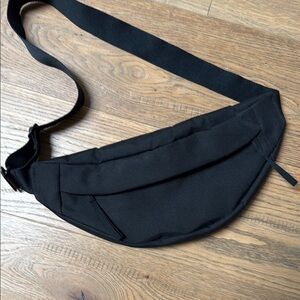 Everlane Renew Transit Fanny Pack black